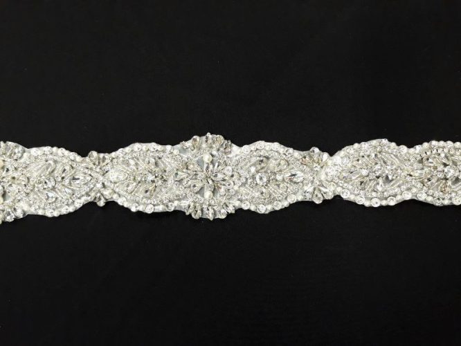 Kristályokkal díszített szegő. 5 cm széles.