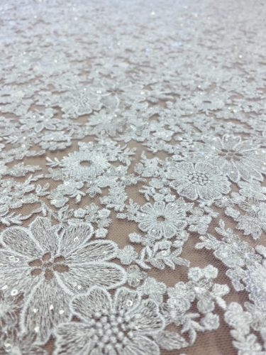 28-753 Fehér Sűrű Virágmintás Csipkeanyag