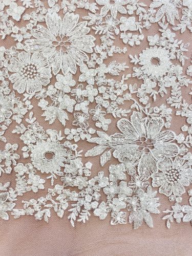 28-674 Törtfehér sűrű virágmintás esküvői csipkeanyag